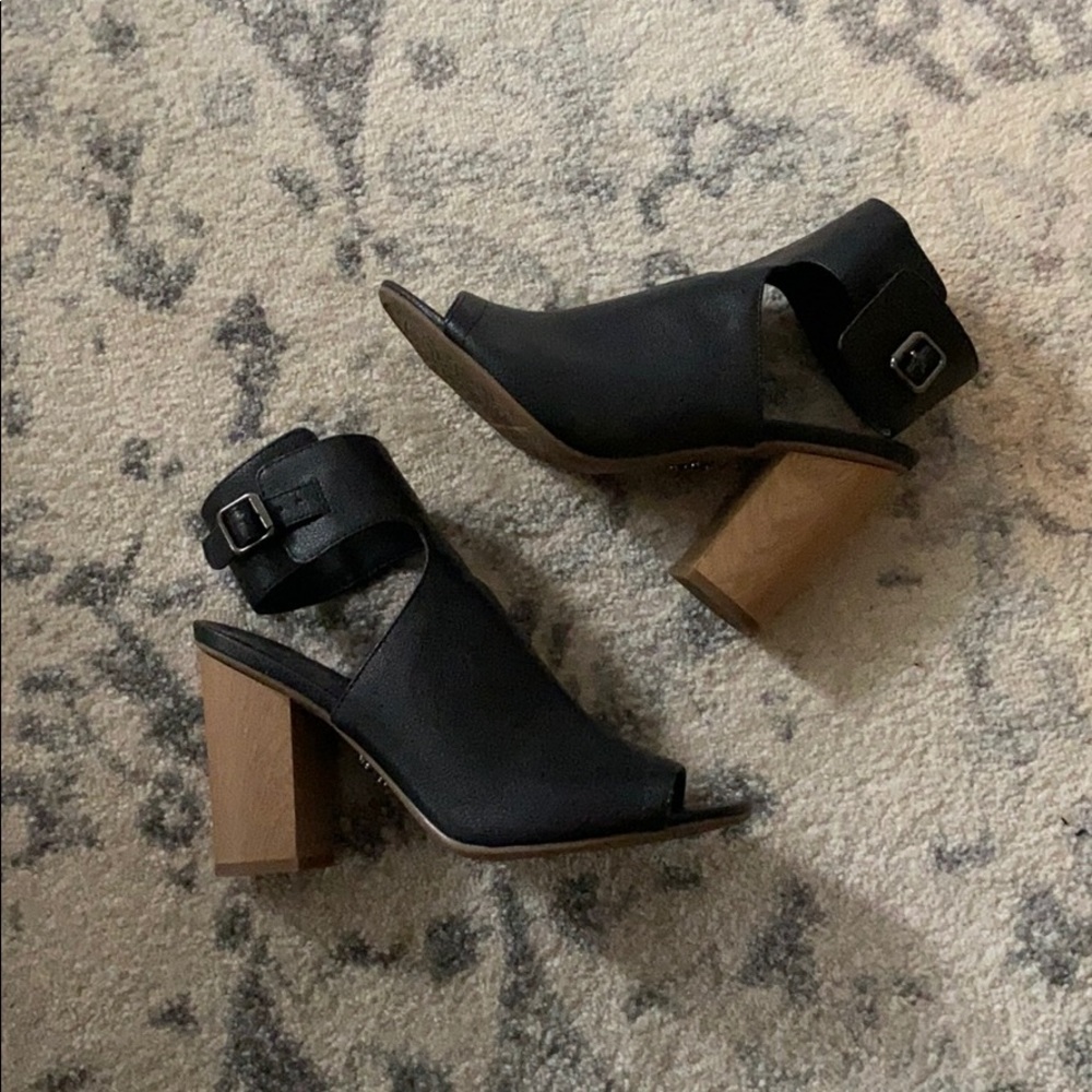 Simply Vera Peep Toe Shoe